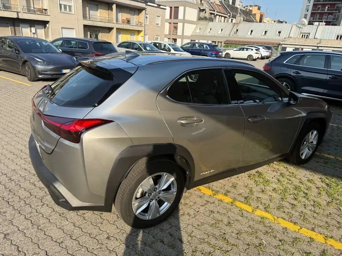 Usata Lexus UX 250h Business Edition 152 CV (111 kW) 2022 Argento SUV