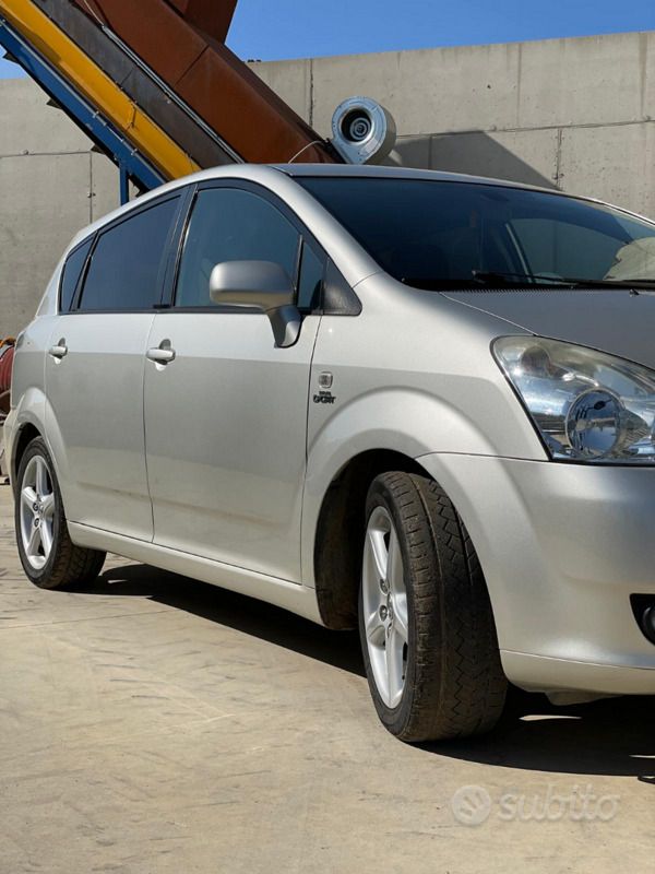 Usata Toyota Verso 132 CV (97 kW) 2012 Grigio Monovolume