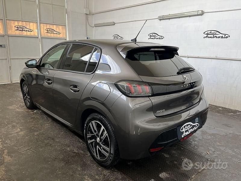 Usata Peugeot 208 Allure 101 CV (74 kW) 2023 Grigio Utilitaria