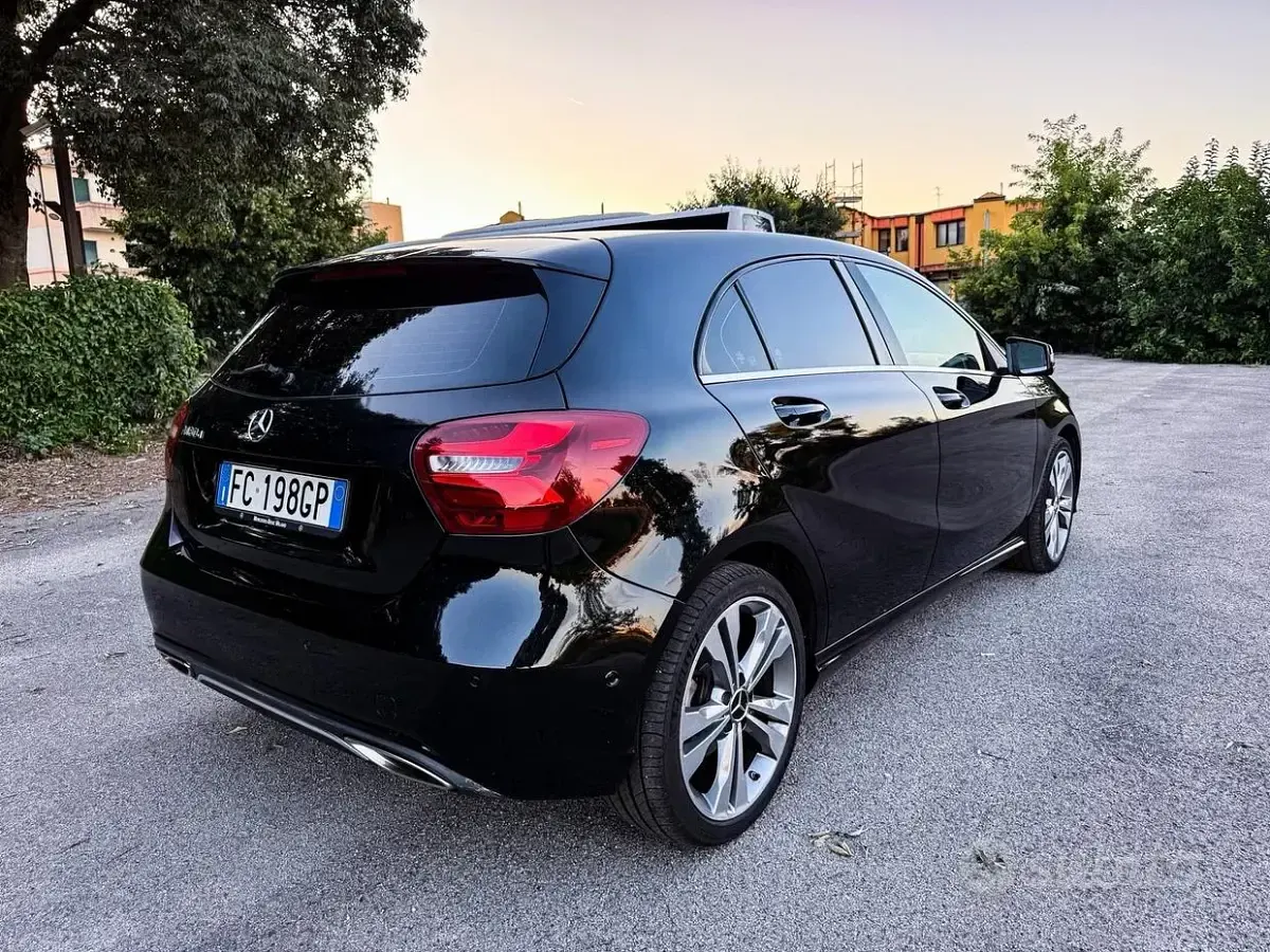 Usata Mercedes A180 109 CV (80 kW) 2015 Nero Utilitaria