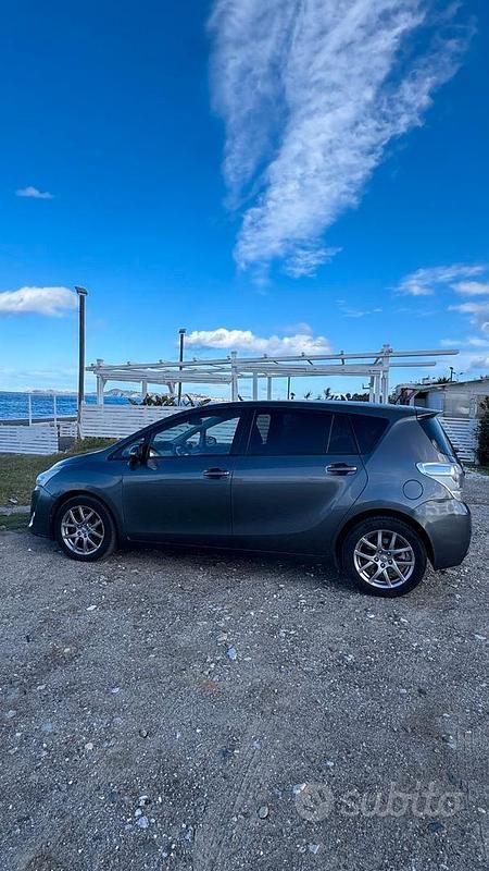 Usata Toyota Verso Active 124 CV (91 kW) 2013 Grigio Monovolume
