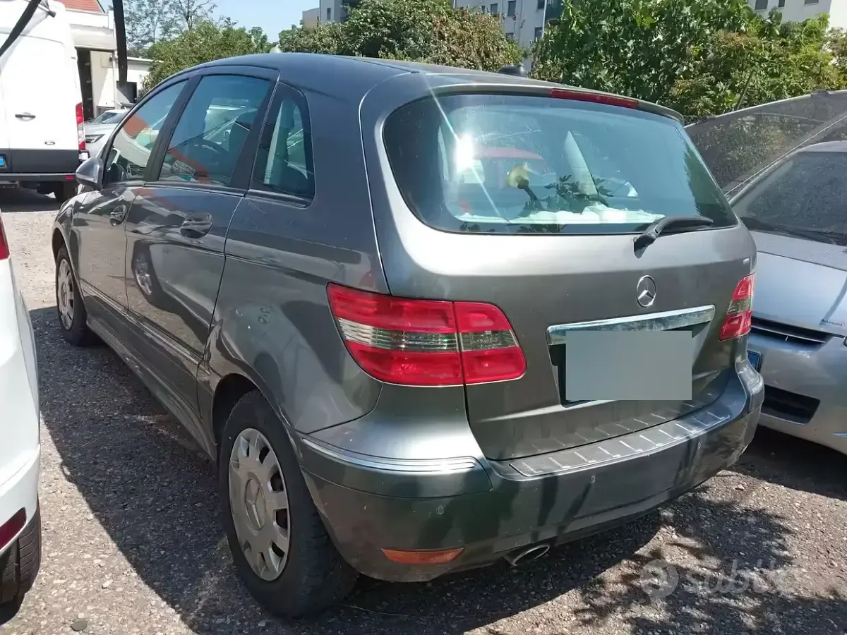 Usata Mercedes B180 116 CV (85 kW) 2010 Grigio Monovolume