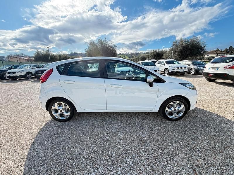 Usata Ford Fiesta 68 CV (50 kW) 2010 Bianco Utilitaria