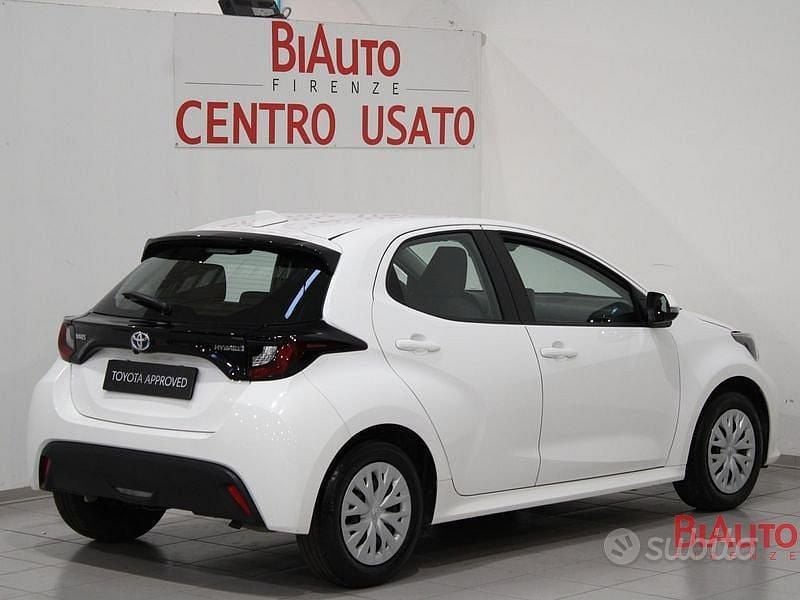 Usata Toyota Yaris Hybrid Active 115 CV (84 kW) 2023 Bianco Berlina