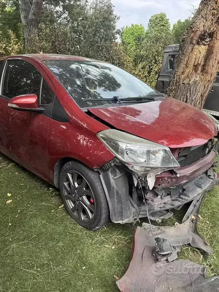 Usata Toyota Yaris 99 CV (72 kW) 2011 Rosso Utilitaria