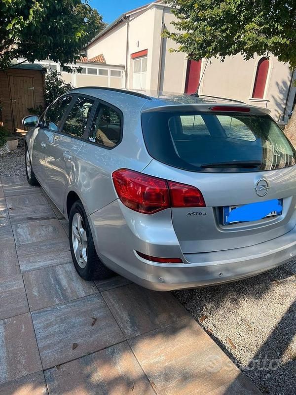 Usata Opel Astra Sport 110 CV (80 kW) 2011 Grigio Berlina