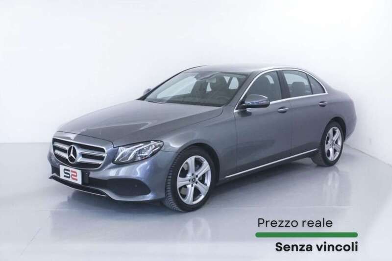 Grigio / metallizzato Usata 2018 Mercedes E220 Premium Tre volumi | 32.900 € (Buon prezzo) - Immagine 1/4