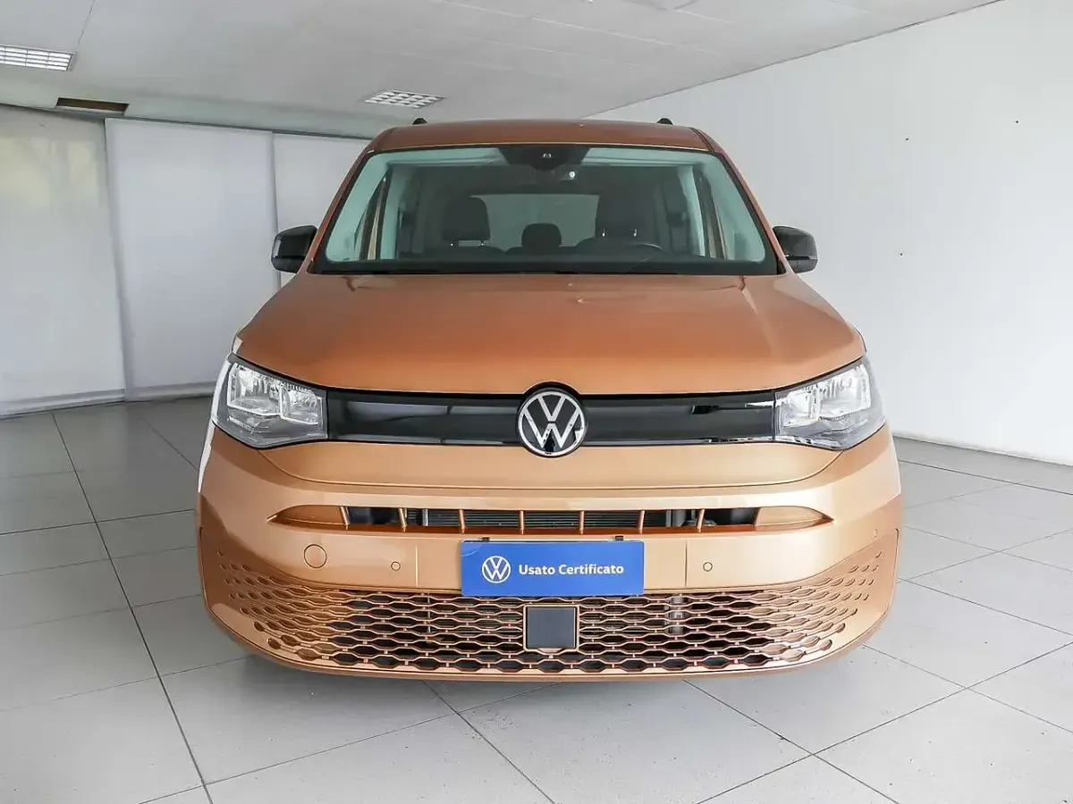 Usata VW Caddy Business 102 CV (75 kW) 2024 Copper bronze metallizzato Monovolume