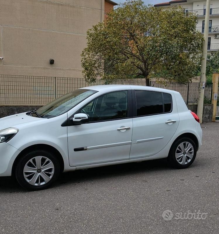 Usata Renault Clio III 75 CV (55 kW) 2011 Bianco Berlina