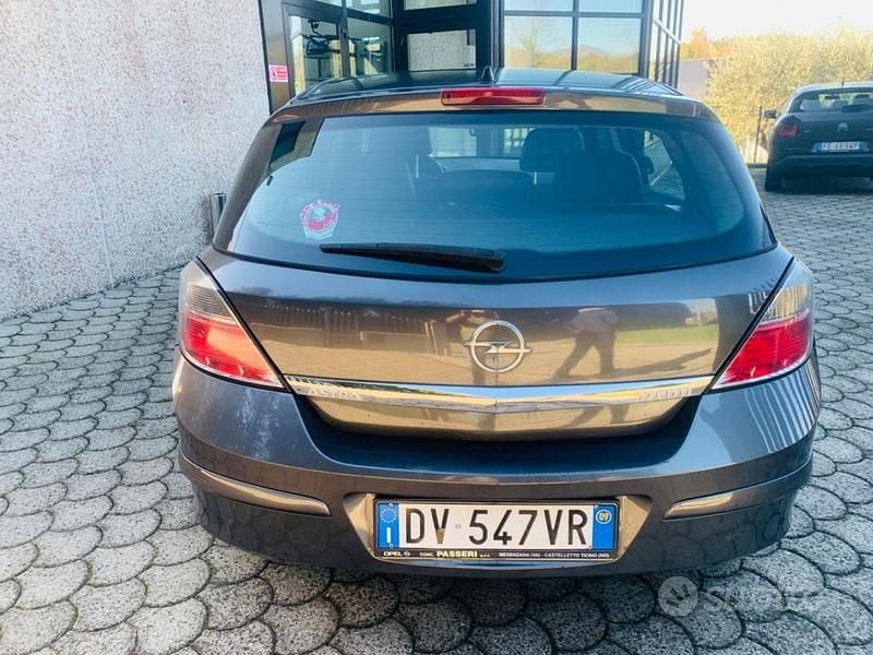 Usata Opel Astra Cosmo 110 CV (80 kW) 2009 Grigio Berlina