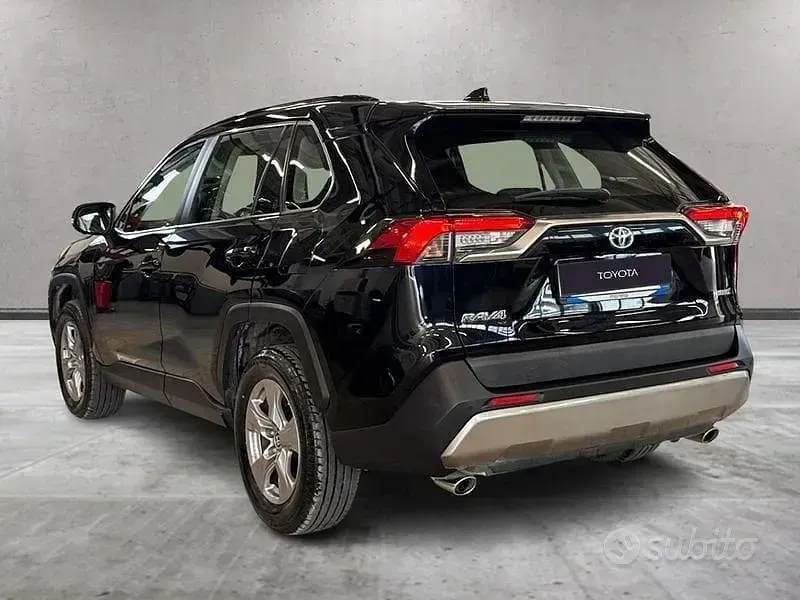 Usata Toyota RAV4 Hybrid Active 218 CV (160 kW) 2022 Nero SUV