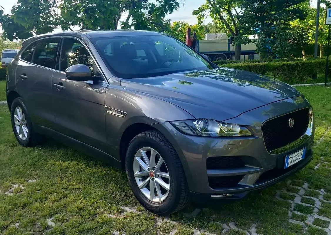 Usata Jaguar F-Pace Prestige 180 CV (132 kW) 2018 Grigio SUV