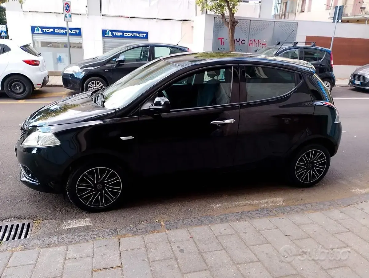 Usata Lancia Ypsilon 69 CV (50 kW) 2018 Nero Utilitaria