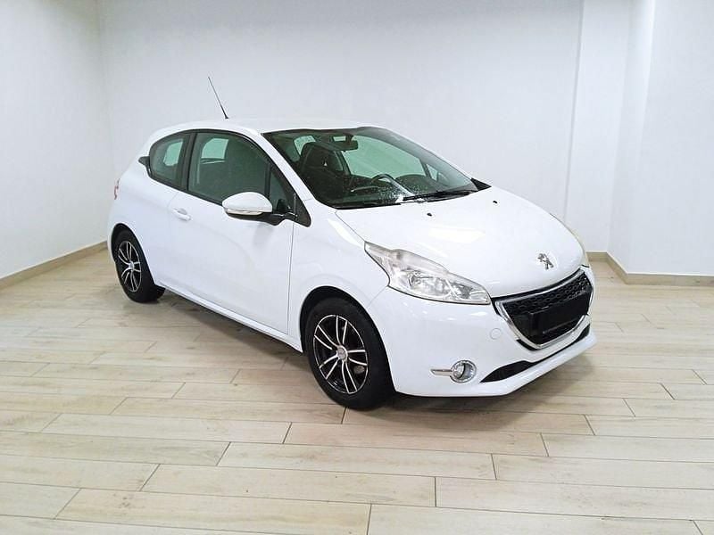 Bianco Usata 2013 Peugeot 208 Allure Due volumi | 5900 € (Buon prezzo) - Immagine 1/4