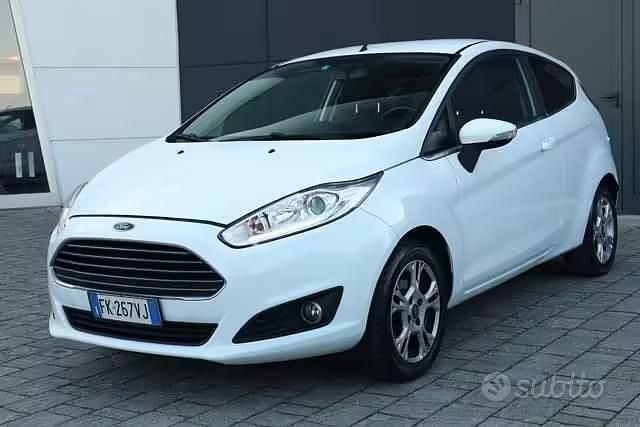 Usata Ford Fiesta 75 CV (55 kW) 2017 Bianco Utilitaria