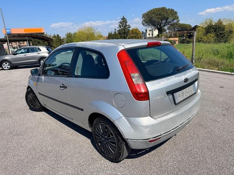 Usata Ford Fiesta Ghia 74 CV (54 kW) 2004 Argento Utilitaria