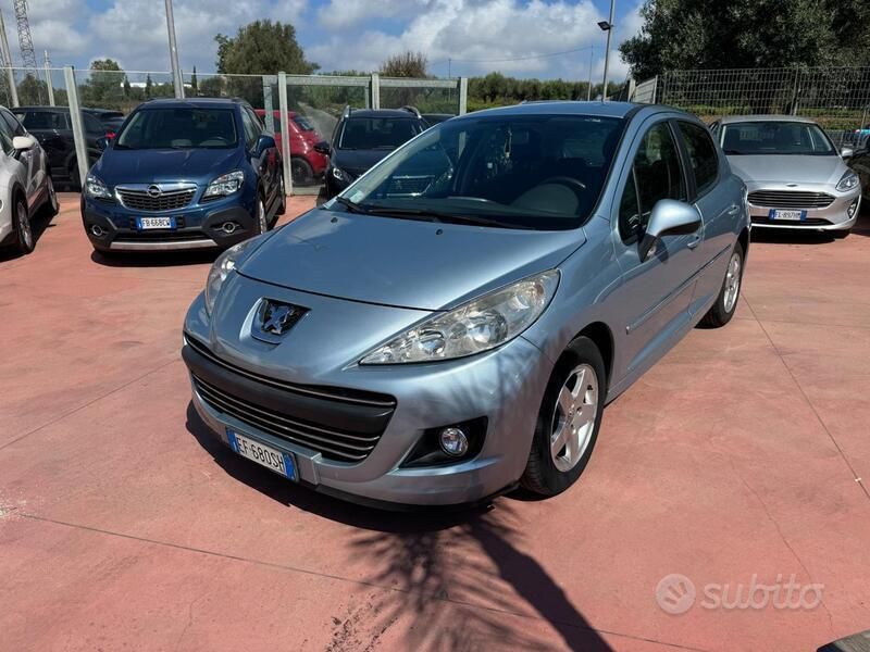 Gebraucht Peugeot 207 92 PS (67 kW) 2011 Grau Limousine