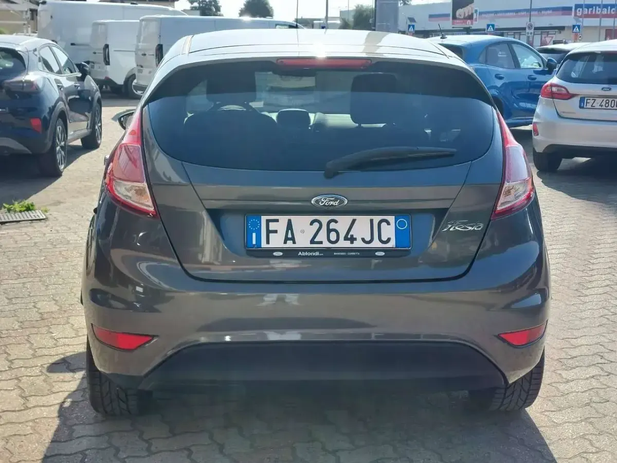Usata Ford Fiesta Titanium 95 CV (69 kW) 2015 Magnetic grey Utilitaria