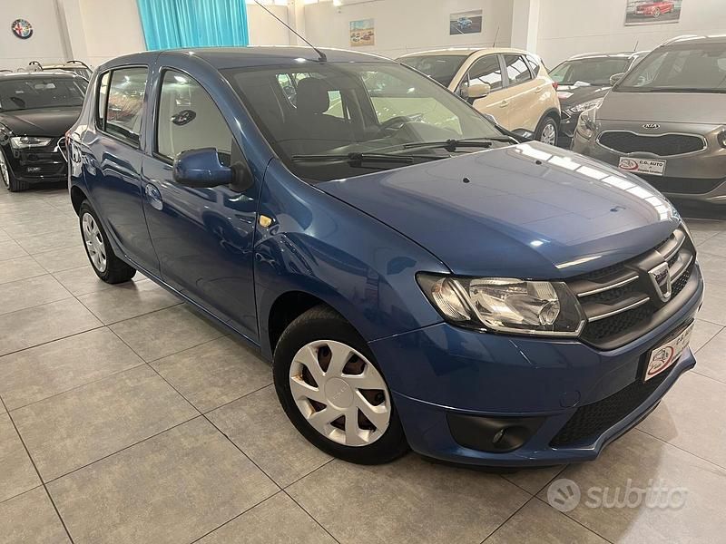 Blu Usata 2014 Dacia Sandero Lauréate Due volumi | 6950 € (Cara) - Immagine 1/4