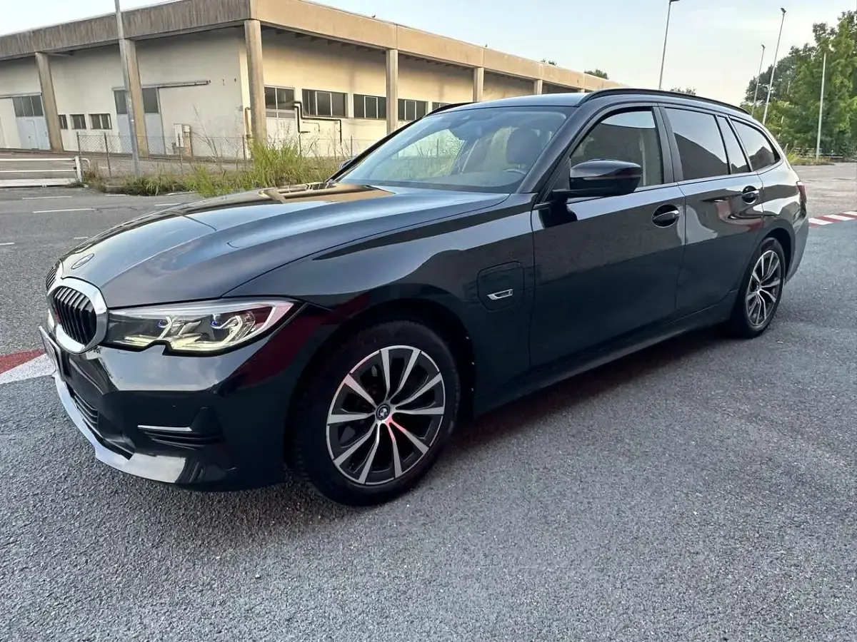 Usata BMW 320 Sport Line 163 CV (119 kW) 2022 Black sapphire metallic Station wagon