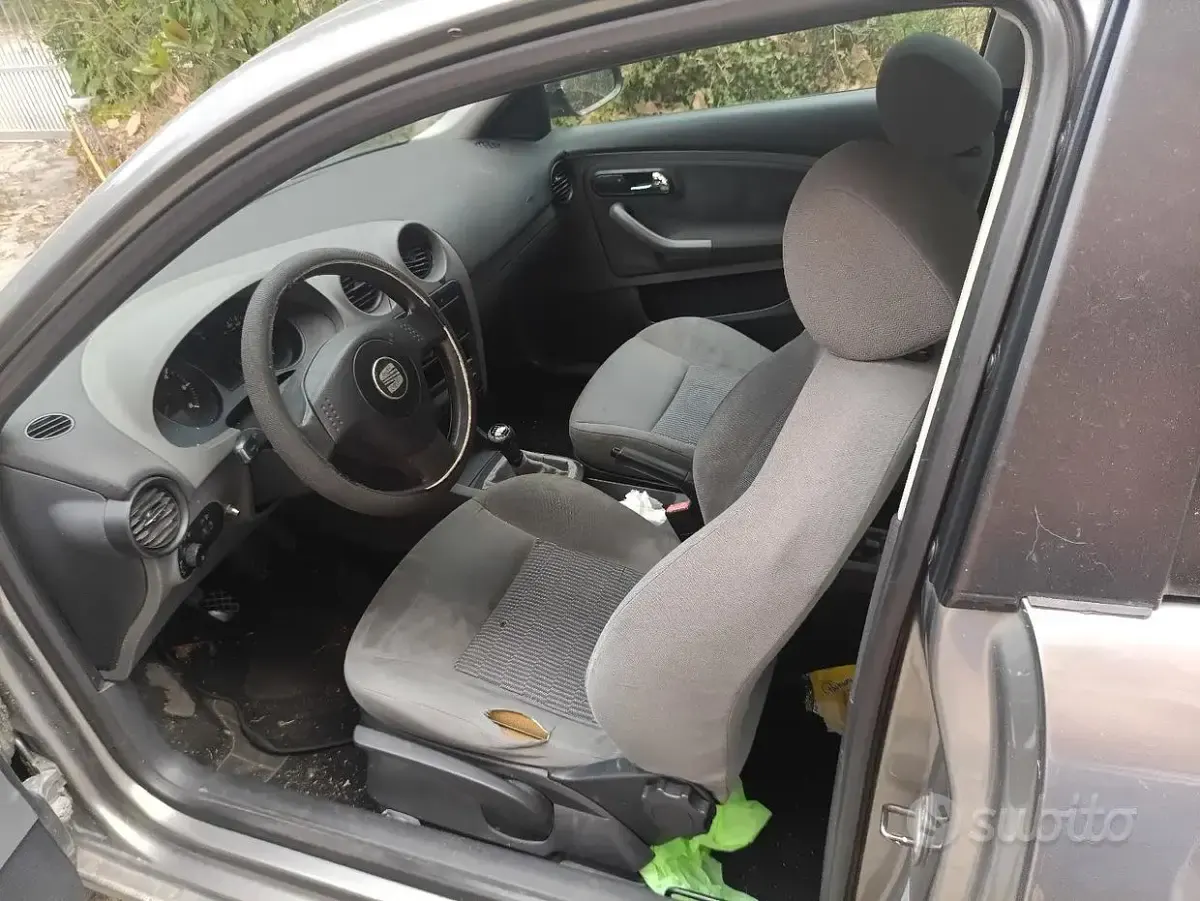 Usata Seat Ibiza 75 CV (55 kW) 2004 Grigio Utilitaria