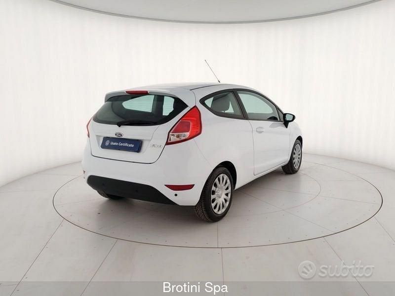 Usata Ford Fiesta Business Edition 75 CV (55 kW) 2015 Bianco Utilitaria