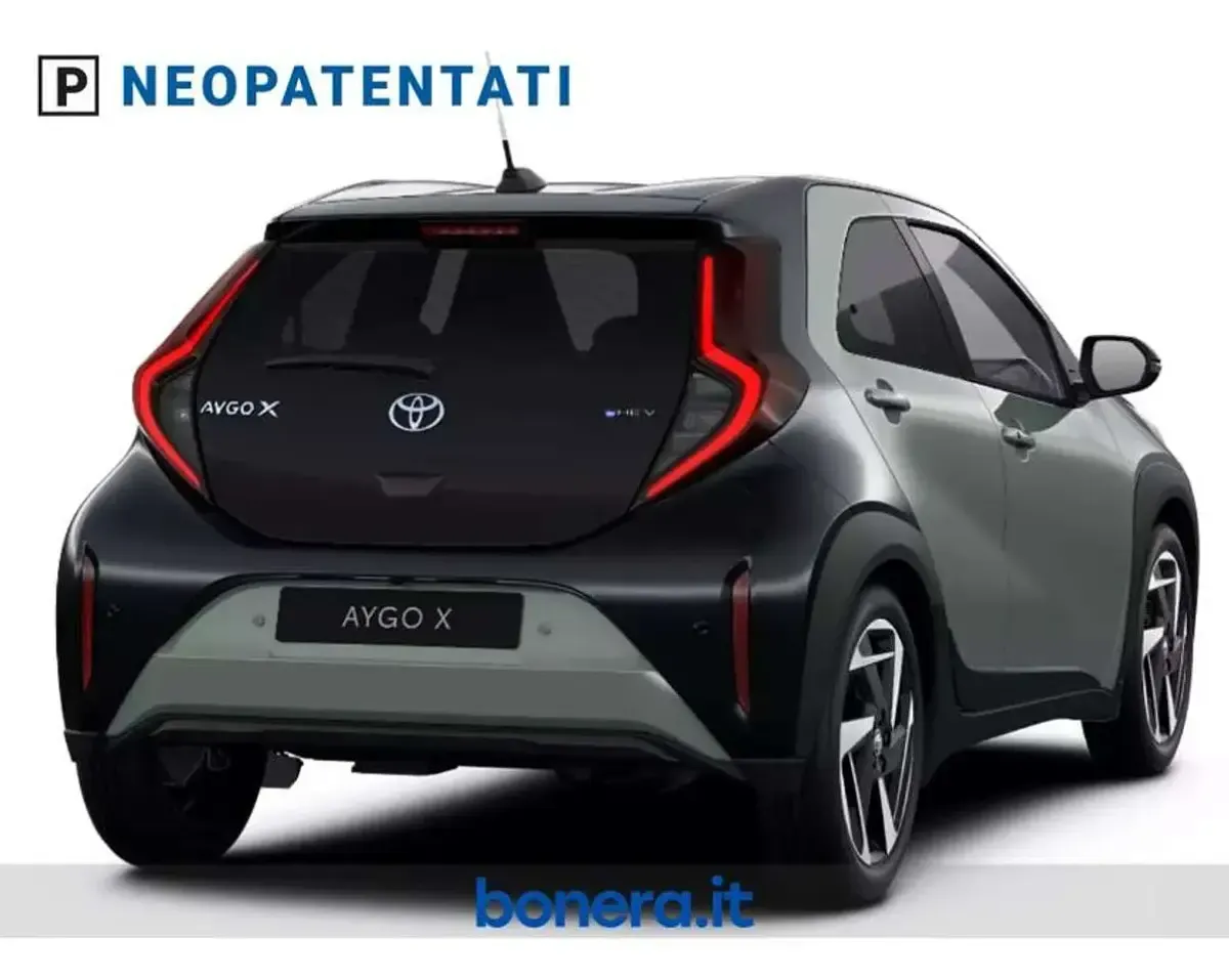 Nuova Toyota Aygo X Premium 116 CV (85 kW) 2026 Tarragon green & black SUV