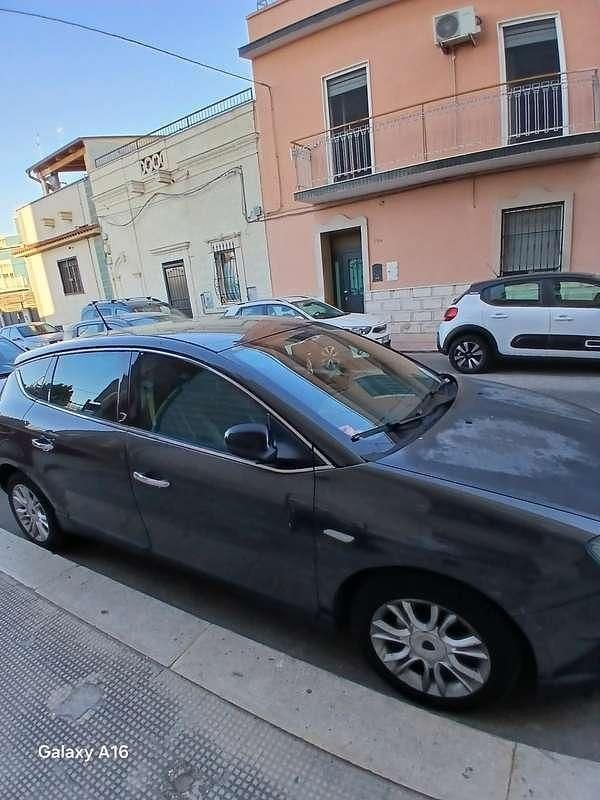 Begagnad Lancia Delta 120 HK (88 kW) 2010 Halvkombi