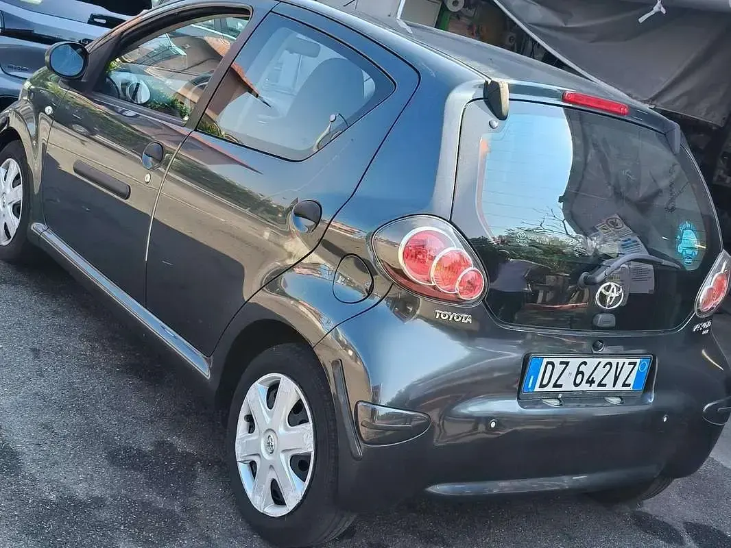 Usata Toyota Aygo Connect Style 68 CV (50 kW) 2010 Grigio Utilitaria