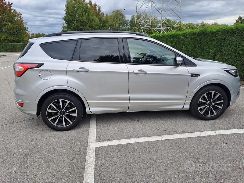 Usata Ford Kuga ST-Line 120 CV (88 kW) 2017 Argento SUV