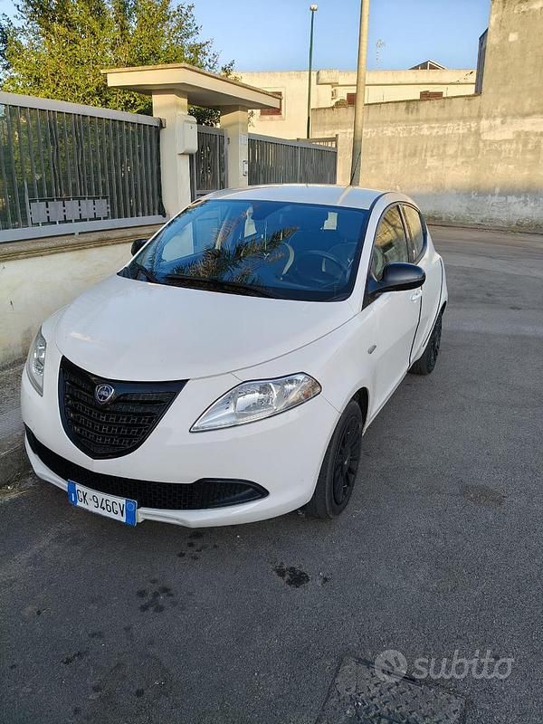 Usata Lancia Ypsilon 69 CV (50 kW) 2015 Bianco Utilitaria