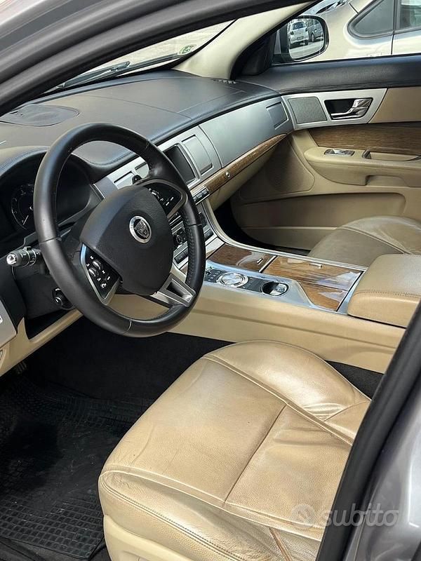 Usata Jaguar XF 190 CV (139 kW) 2012 Grigio Berlina