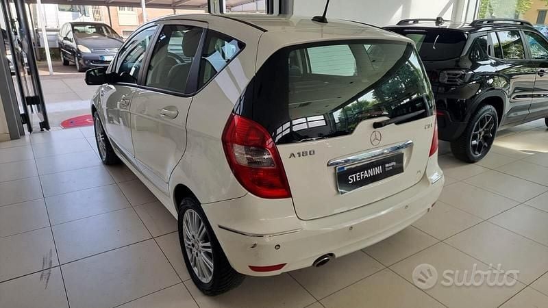 Usata Mercedes A180 Avantgarde 109 CV (80 kW) 2011 Bianco Berlina