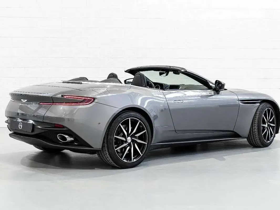Usata Aston Martin DB11 510 CV (375 kW) 2021 Grigio Cabrio