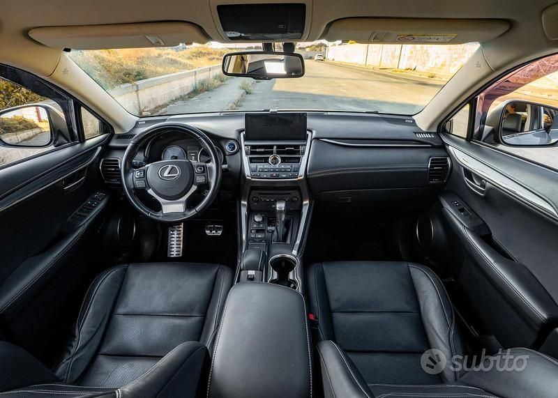 Usata Lexus NX300h Luxury Line 197 CV (144 kW) 2015 Argento SUV