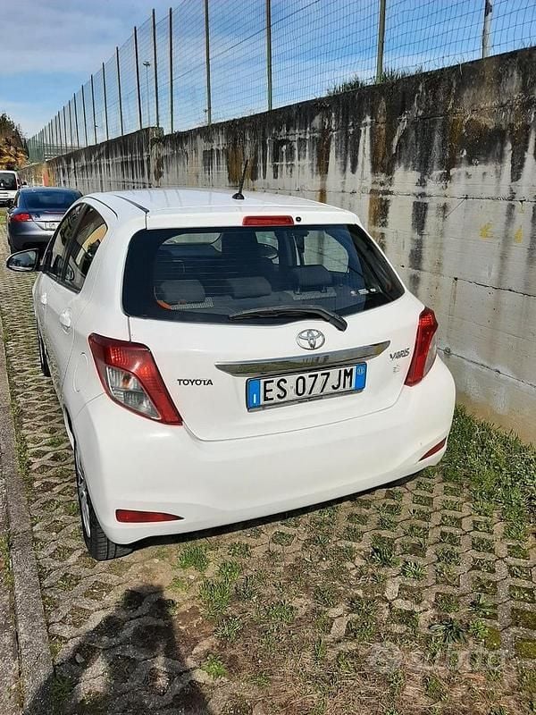 Usata Toyota Yaris Lounge 69 CV (50 kW) 2013 Bianco Utilitaria