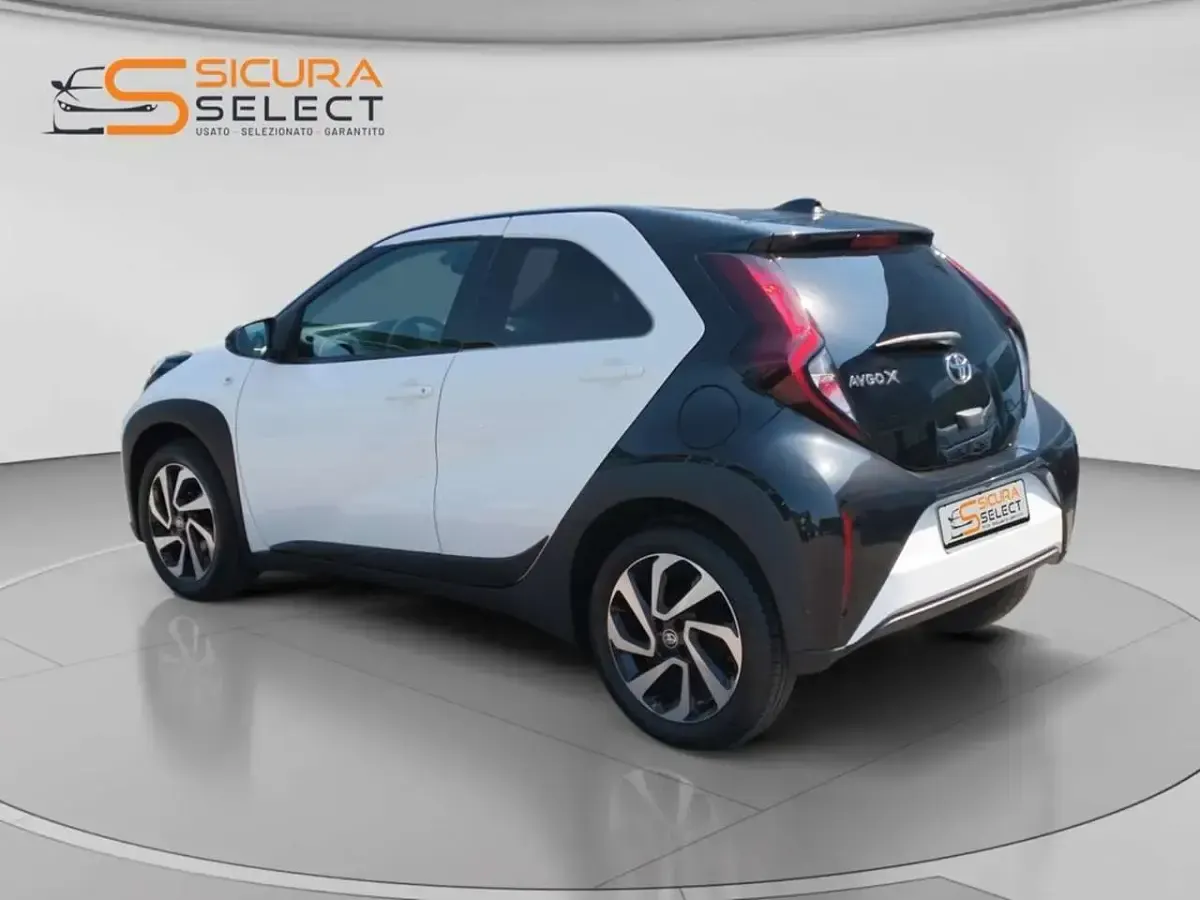 Usata Toyota Aygo X Trend 72 CV (52 kW) 2025 Bianca tetto nero SUV