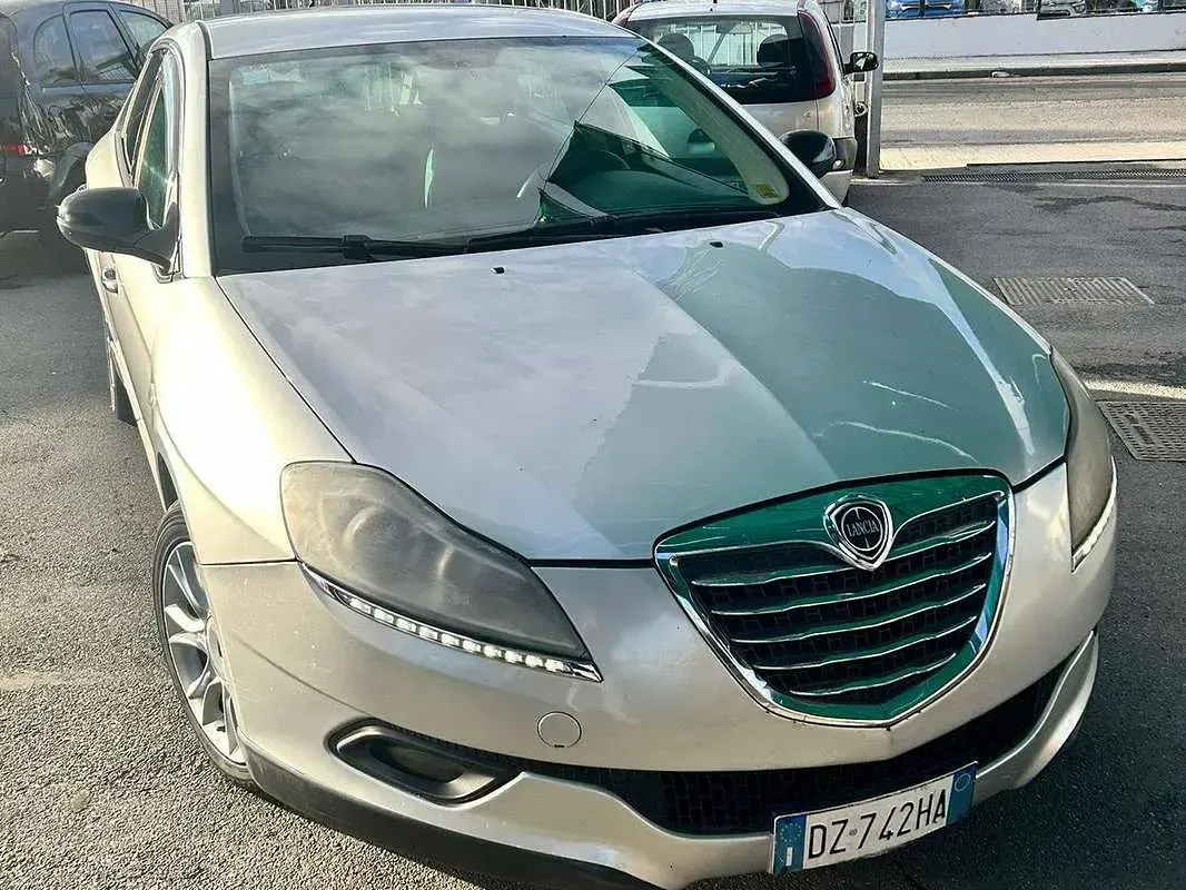 Usata Lancia Delta 120 CV (88 kW) 2010 Argento Utilitaria