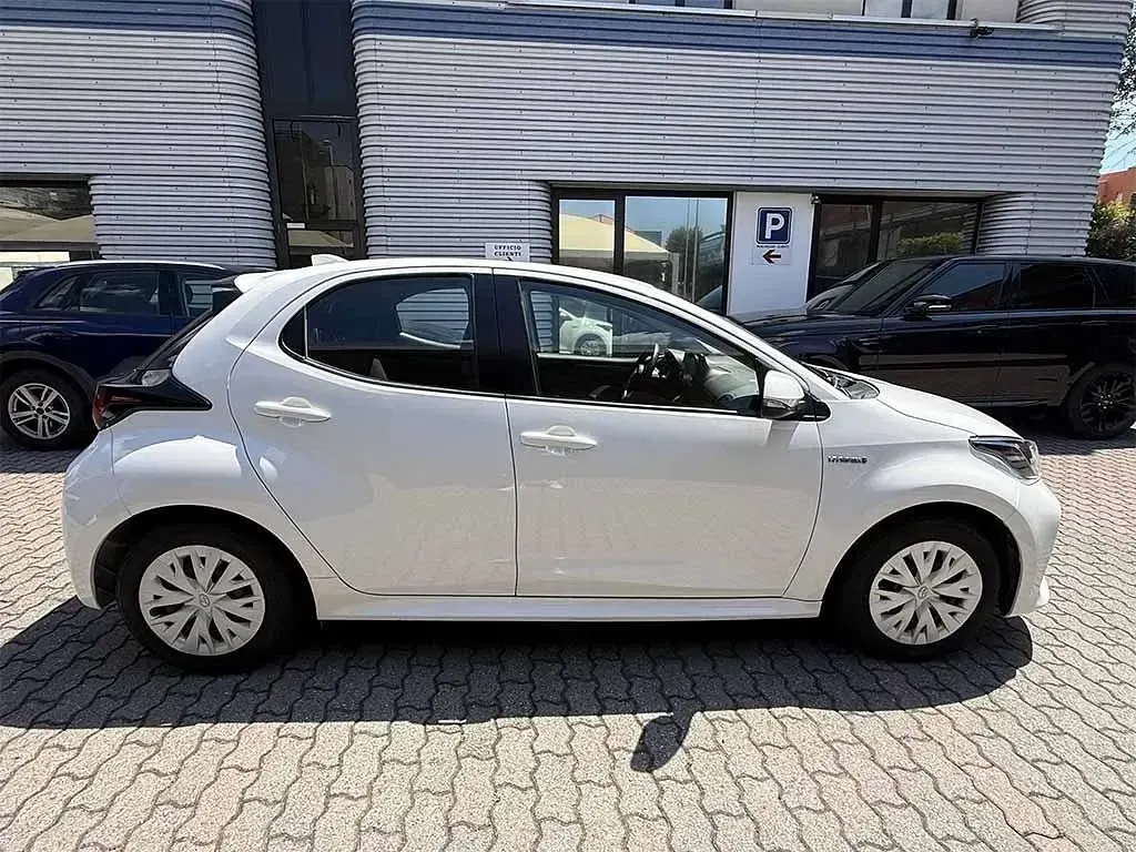 Usata Toyota Yaris 92 CV (67 kW) 2020 Bianco / pastello Utilitaria
