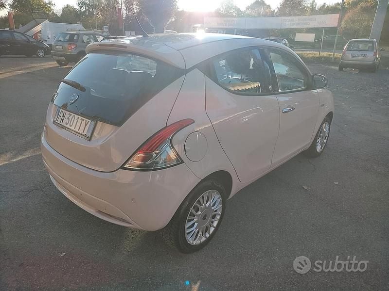 Usata Lancia Ypsilon 69 CV (50 kW) 2018 Bianco Utilitaria