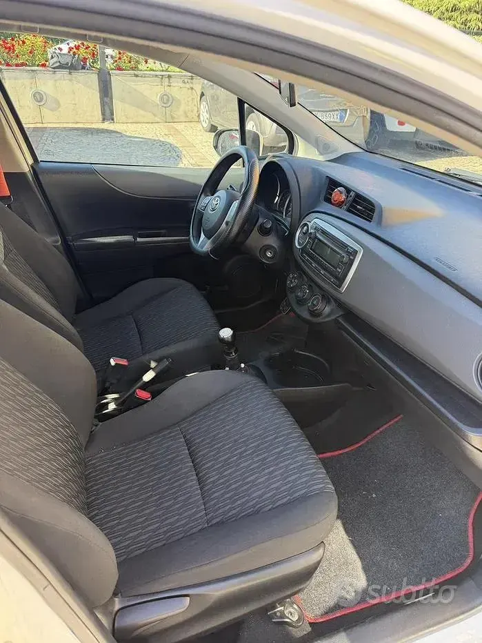Usata Toyota Yaris Sol 69 CV (50 kW) 2012 Bianco Utilitaria