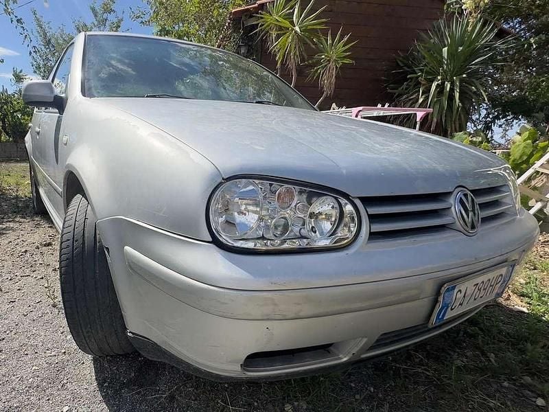 Usata VW Golf IV 101 CV (74 kW) 2002 Argento Berlina