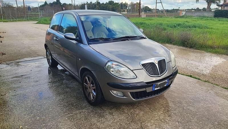 Usata Lancia Ypsilon 95 CV (69 kW) 2004 Argento Utilitaria