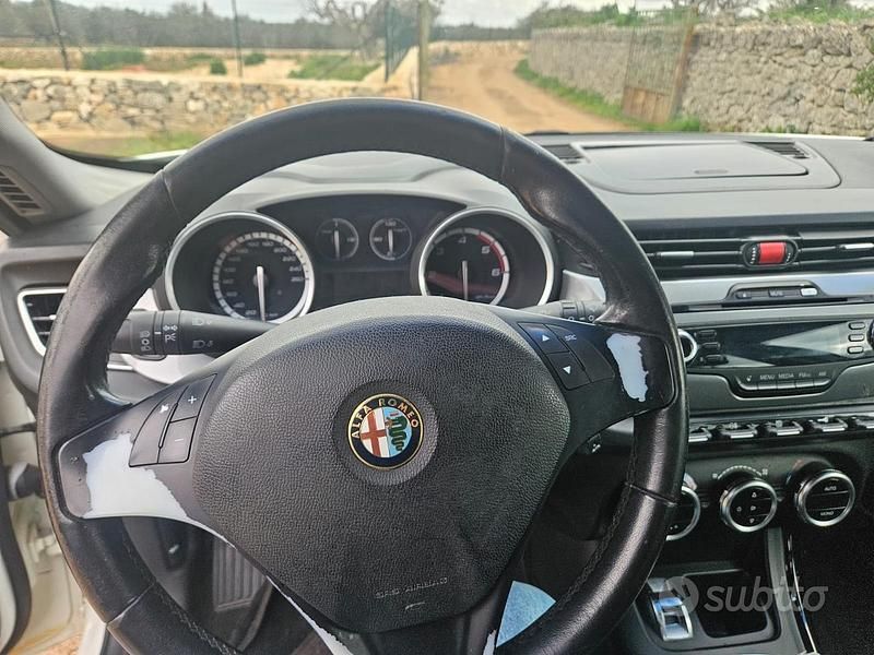 Usata Alfa Romeo Giulietta 105 CV (77 kW) 2012 Bianco Utilitaria