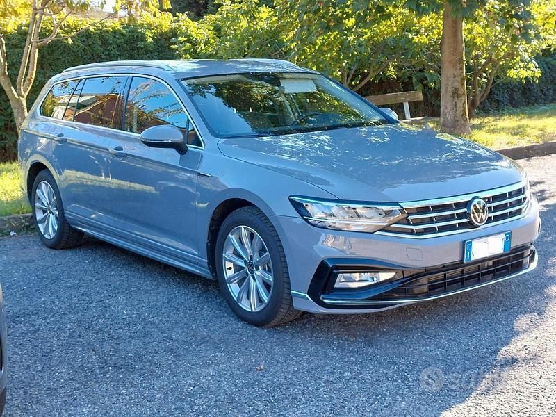 Grigio Usata 2023 VW Passat R-line Station wagon | 28.900 € (Super prezzo) - Immagine 1/4