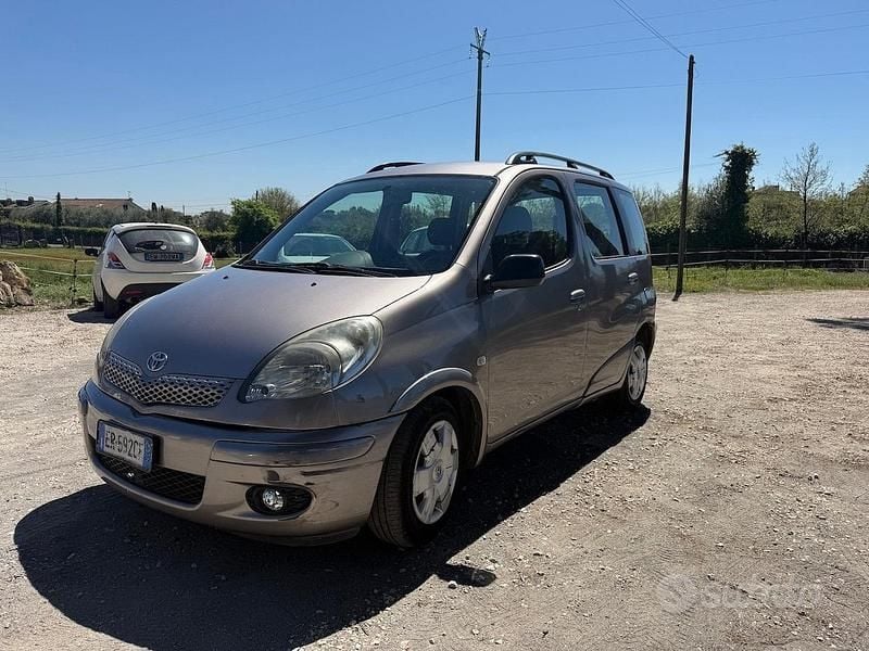 Usata Toyota Yaris Luna 86 CV (63 kW) 2005 Grigio Berlina