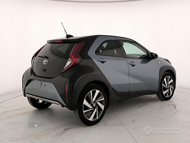 Nuova Toyota Aygo X Lounge 72 CV (52 kW) 2025 Persian salt & black SUV