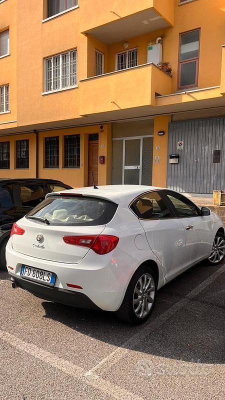 Usata Alfa Romeo Giulietta Distinctive 120 CV (88 kW) 2016 Bianco Utilitaria