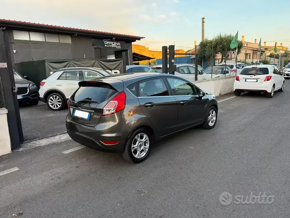 Usata Ford Fiesta 75 CV (55 kW) 2016 Grigio Utilitaria