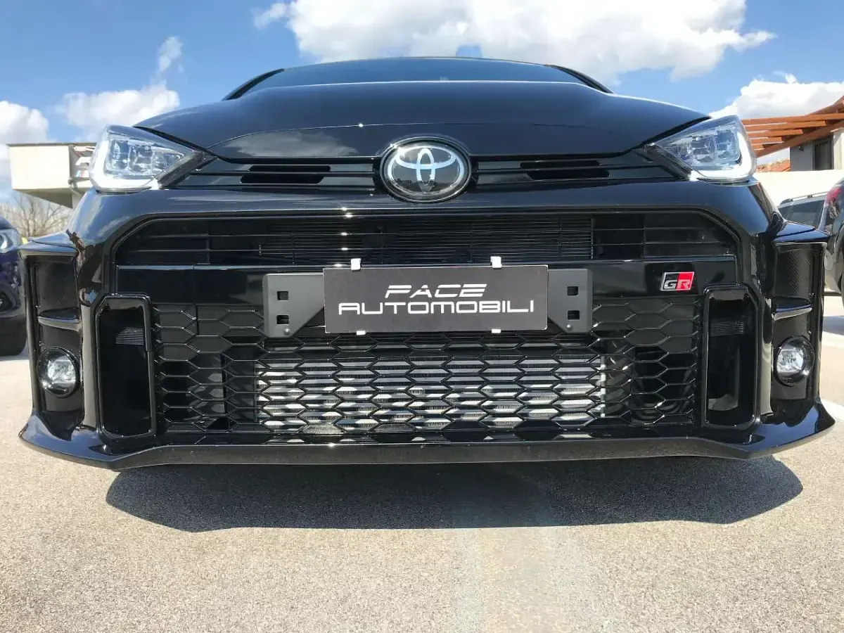 Usata Toyota Yaris 261 CV (191 kW) 2024 Nero metallizzato Utilitaria